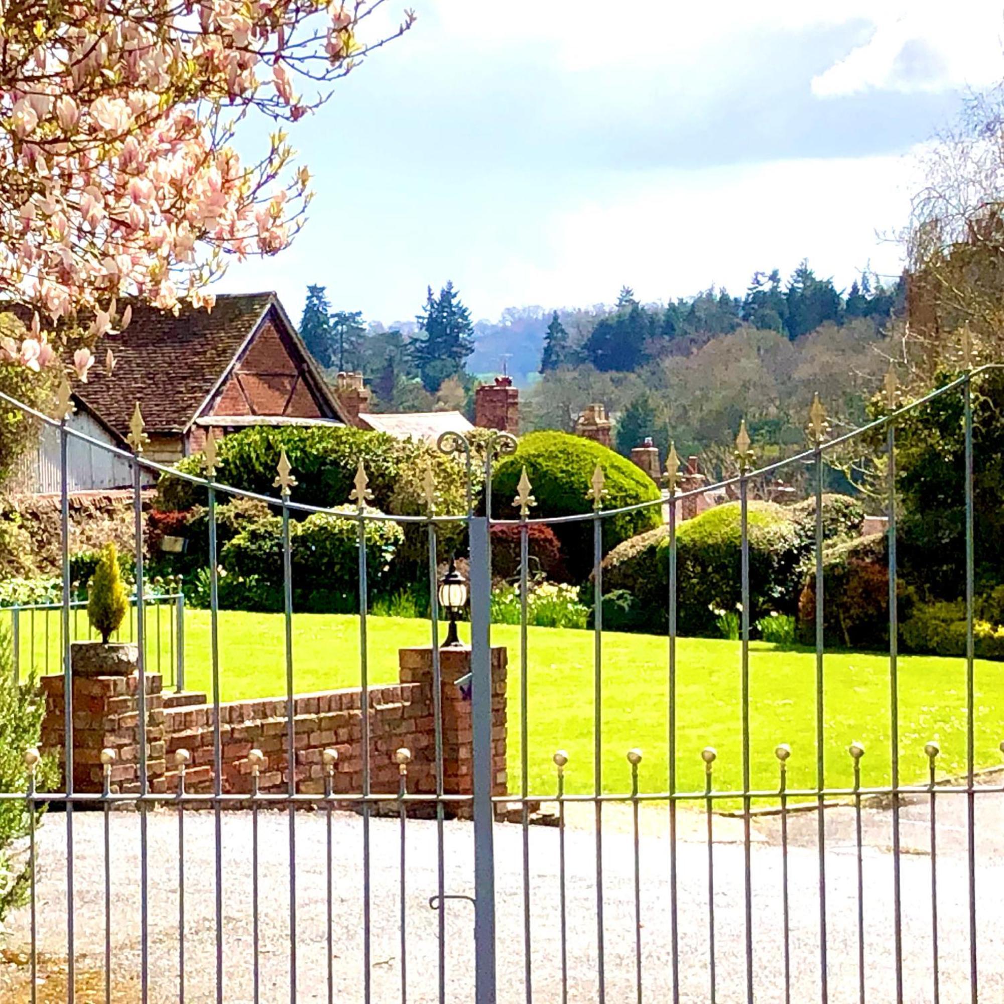 Flower Cottage By Ludlow Castle With Onsite Parking Exterior foto